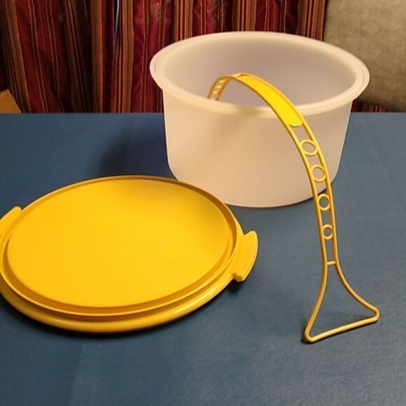 Vintage Tupperware Harvest Gold Yellow and Cream Cake Carrier - Picture 2 of 6